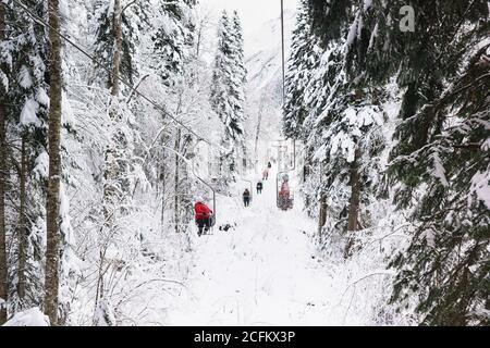 Dombay, République de Karachay-Cherkess, Russie-15 décembre 2018: Les gens voyagent sur l'ancien téléphérique à siège unique (première étape) jusqu'aux pistes de ski. La route Banque D'Images