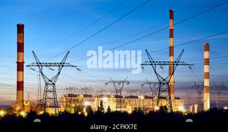 Photo d'une centrale au charbon au crépuscule. Banque D'Images
