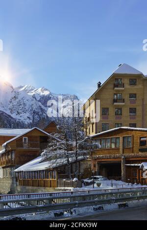 Dombay, République de Karachay-Cherkess, Russie-16 décembre 2018 : les rayons solaires surplombent les sommets enneigés des montagnes du Caucase. Aube d'hiver dans le s. Banque D'Images