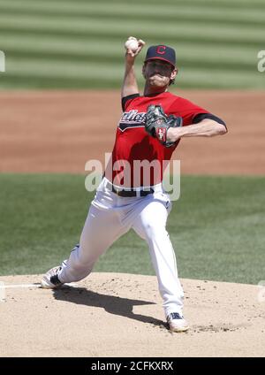 Cleveland, États-Unis. 06e septembre 2020. Cleveland Indians Shane Bieber (57) présente un terrain lors du premier repas contre les Milwaukee Brewers au progressive Field de Cleveland, Ohio, le dimanche 6 septembre 2020. Photo par Aaron Josefczyk/UPI crédit: UPI/Alay Live News Banque D'Images