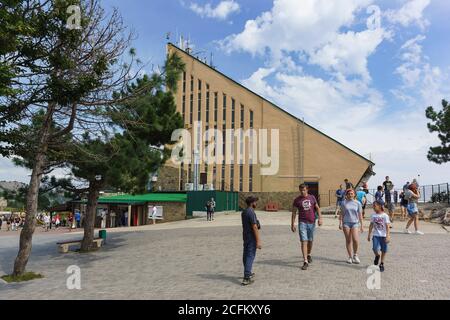 Mishor, Yalta, Crimée, Russie - 14 septembre 2018 : touristes sur le plateau de l'ai-Petri près de la station supérieure du téléphérique Banque D'Images