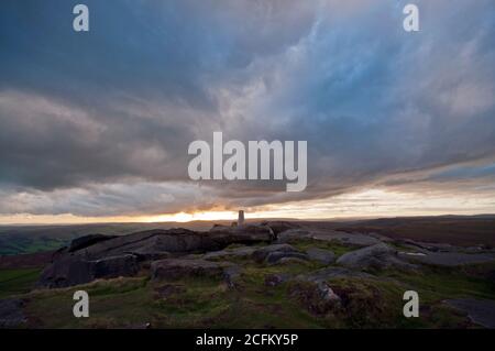 Coucher de soleil sur Stanage Edge, à la frontière du Derbyshire et du South Yorkshire, près de Sheffield. Peak District National Park, Angleterre, Royaume-Uni Banque D'Images