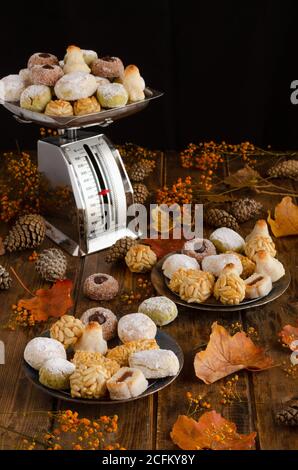 Divers délicieux Panellets disposés sur une table en bois avec des feuilles d'automne Et des cônes préparés pour la fête de la Toussaint Espagne Banque D'Images