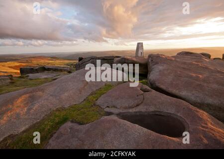 Coucher de soleil sur Stanage Edge, à la frontière du Derbyshire et du South Yorkshire, près de Sheffield. Peak District National Park, Angleterre, Royaume-Uni Banque D'Images