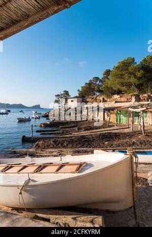 Paysage pittoresque de crique près de la mer avec la côte rocheuse et Arbres sous ciel bleu à sa Caleta Banque D'Images