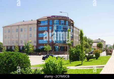 Grozny, République tchétchène, Russie - 02 juin 2019 : Construction du Ministère de la construction et du logement et des services communautaires de la République tchétchène. Banque D'Images