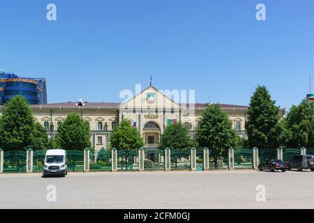 Grozny, République tchétchène, Russie - 02 juin 2019 : Hôtel de ville de Grozny aux armoiries et portraits de Poutine et de Kadyrov Banque D'Images