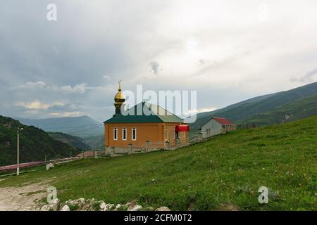 Hoi, district de Vedensky, République tchétchène, Russie - juin 01.2019 : nouvelle mosquée moderne dans la colonie de garde ressuscitante Banque D'Images