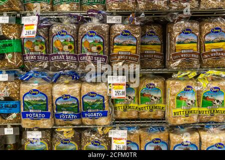 Différentes variétés de pain américain à vendre dans un supermarché. Banque D'Images