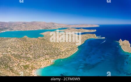 Vue aérienne de la côte sauvage de Crète et des eaux claires de la mer Egée (Elounda, Grèce) Banque D'Images