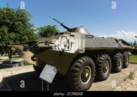 Mémorial de la mémoire et de la gloire, Nazran, Ingouchie, Russie - 02 juin 2019 : BTR70 - porte-troupes blindé soviétique - navire de combat à roues flottant blindé v Banque D'Images