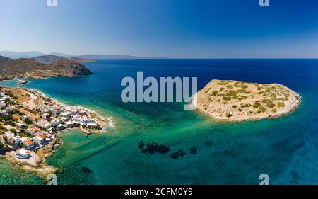 Vue aérienne du village pittoresque de Mochlos et des ruines minoaires anciennes sur une île (Mochlos, Crète, Grèce) Banque D'Images