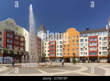 Village allemand, Krasnodar, Russie - 09 juin 2019 : les enfants jouent près de la grande fontaine qui survolent la place nommée im Rotman. summ ensoleillé Banque D'Images