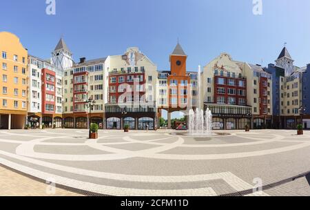 Village allemand, Krasnodar, Russie - 09 juin 2019 : fontaine sur la place de la ville nommée d'après I. M. Rotman. Petit village de classe confort. Inscription Banque D'Images