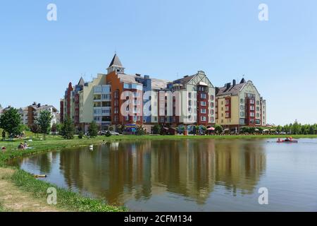 Village allemand, Krasnodar, Russie - 09 juin 2019: Les gens se détendent sur une journée sur le lac dans la classe de confort de chalet Banque D'Images