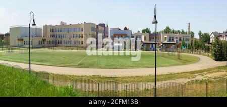 Village allemand, Krasnodar, Russie - 09 juin 2019 : vue panoramique du terrain de football près de l'école ?99 et de la maternelle 'Druzhba'. Su. D'été Banque D'Images