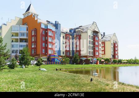 Village allemand, Krasnodar, Russie - 09 juin 2019 : cygnes et canards près d'un lac dans un nouveau quartier urbain. Jour d'été ensoleillé Banque D'Images