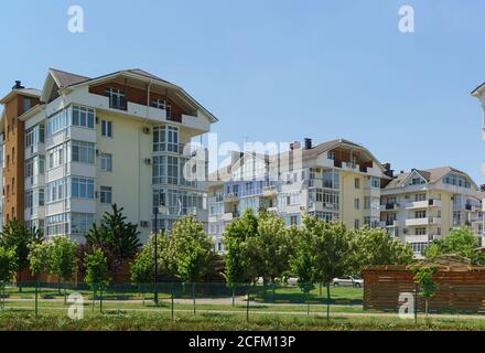 Village allemand, Krasnodar, Russie - 09 juin 2019 : immeubles d'appartements de faible hauteur sur la rue berlinskaya dans le nouveau quartier protégé de la ville Banque D'Images