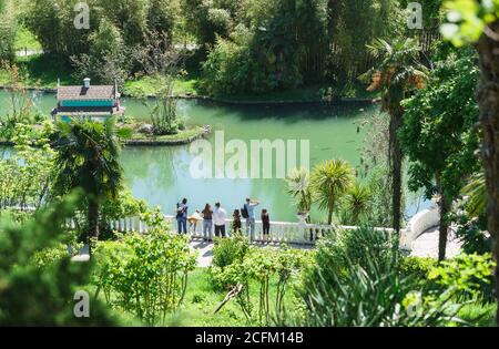 Yuzhnye Kultury Park, Adler, Sotchi, Russie - 05 mai 2019 : vue de dessus de l'étang dans l'ancien parc. Près de la balustrade est une famille avec des enfants Banque D'Images