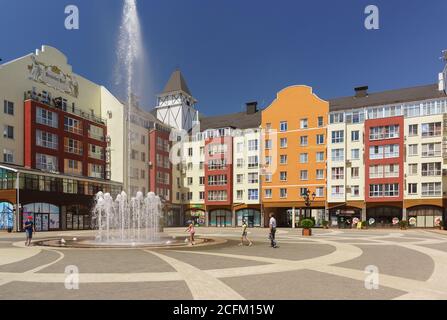 Village allemand, Krasnodar, Russie - 09 juin 2019 : les enfants jouent près de la fontaine de la place I. M. Rotman. Jour d'été ensoleillé Banque D'Images