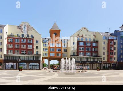 Village allemand, Krasnodar, Russie - 09 juin 2019 : fontaine sur la place de la ville nommée d'après I. M. Rotman. Petit village de classe confort. Inscription Banque D'Images