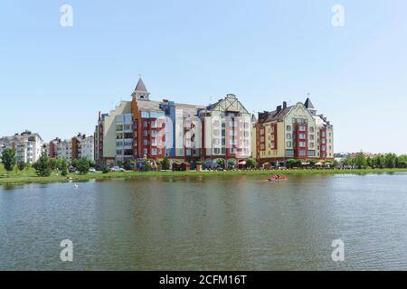 Village allemand, Krasnodar, Russie - 09 juin 2019: Les gens se détendent sur une journée sur le lac dans la classe de confort de chalet. Belle architecture basse Banque D'Images