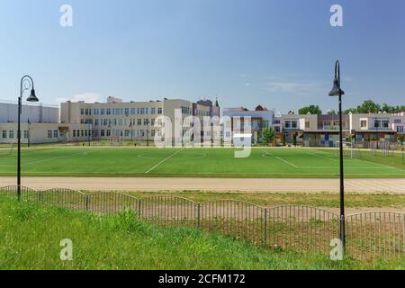 Village allemand, Krasnodar, Russie - 09 juin 2019: Terrain de football près de l'école ?99 et de la maternelle 'Druzhba'. Été Sunny Day Banque D'Images