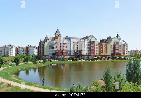 Village allemand, Krasnodar, Russie - 09 juin 2019 : les gens se détendent près du lac dans un nouveau quartier urbain. Pêche et bains de soleil sur une da d'été ensoleillé Banque D'Images