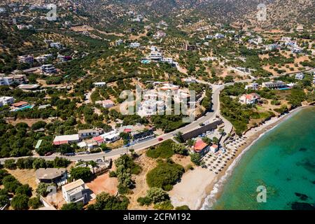 Vue aérienne par drone d'une plage entourée d'un océan profond et clair (plage de Haviana, Crète, Grèce) Banque D'Images