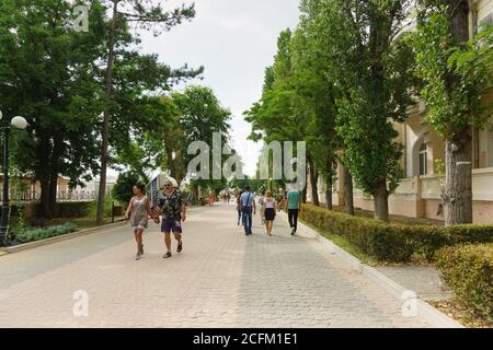 Yevpatoria, Crimée, Russie: 07 septembre 2019: Les gens marchent le long de la rue piétonne Embankment nommé d'après Maxim Gorky dans la ville de la station. Ensoleillé s Banque D'Images