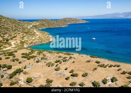 Vue aérienne de la côte crétoise et de la mer claire le milieu de l'été Banque D'Images