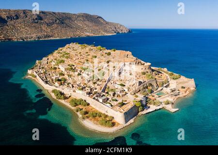 Photo aérienne de l'ancienne colonie Leper de l'île Spinalonga près de Plaka, Crète, Grèce Banque D'Images