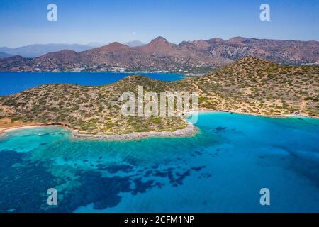 Vue aérienne de la côte sauvage de Crète et des eaux claires de la mer Egée (Elounda, Grèce) Banque D'Images