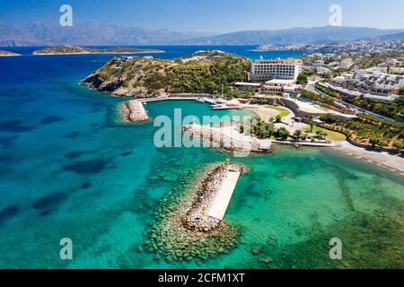Vue aérienne des eaux cristallines de la mer de Crète et du golfe de Mirabello (Agios Nikolaos, Crète, Grèce) Banque D'Images