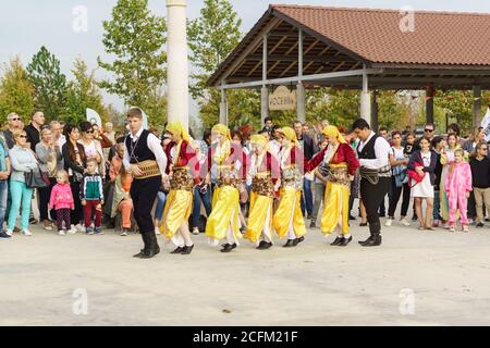 Moldavian, Krymsk, Russie-05 octobre 2019 : l'ensemble de danse grecque se produit au jeune festival du vin dans la vallée de Lefkadia Banque D'Images