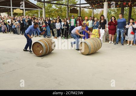 Moldavian, Krymsk, Russie - 05 octobre 2019 : concours amusants au festival du jeune vin dans la vallée de Lefkadia Banque D'Images