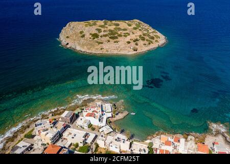 Vue aérienne du village pittoresque de Mochlos et des ruines minoaires anciennes sur une île (Mochlos, Crète, Grèce) Banque D'Images