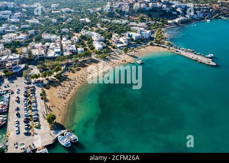 ELOUNDA, CRÈTE, GRÈCE - 27 AOÛT 2020 : vue aérienne de la plage publique de la populaire ville touristique grecque d'Elounda, sur l'île de Crète Banque D'Images