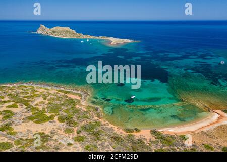 Vue aérienne du littoral de Crète entouré par Eaux claires de la mer Égée en été Banque D'Images