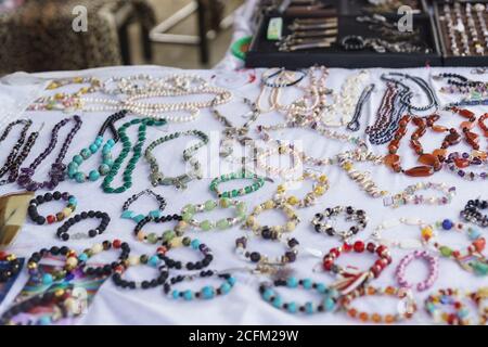 Moldavie, Crimée, Russie-05 octobre 2019 : comptoir avec décorations en pierres naturelles dans la vallée de Lefkadia. Attention sélective Banque D'Images