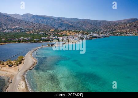 Vue aérienne montrant la chaussée reliant Elounda à l'île de Kolokitha avec les vestiges de la ville minoenne d'Olous (Crète, Grèce) Banque D'Images