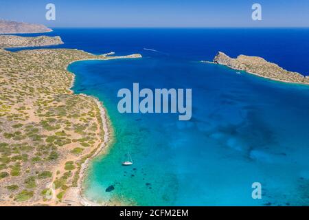 Bateaux à voile et yachts dans les eaux cristallines de la mer Égée (Crète, Grèce) Banque D'Images