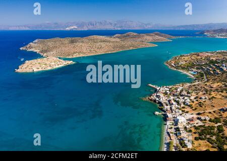 Vue aérienne de la forteresse médiévale de l'île de Spinalonga et de la ville de Plaka avec des mers cristallines (Crète, Grèce) Banque D'Images