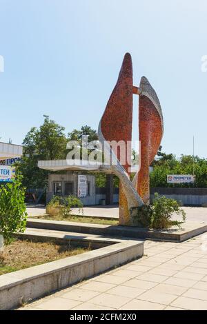 Evpatoria, Crimée, Russie-10 septembre 2019: Stèle en béton et mosaïque lumineuse à l'entrée du sanatorium pour enfants Prométhée dans le v Banque D'Images