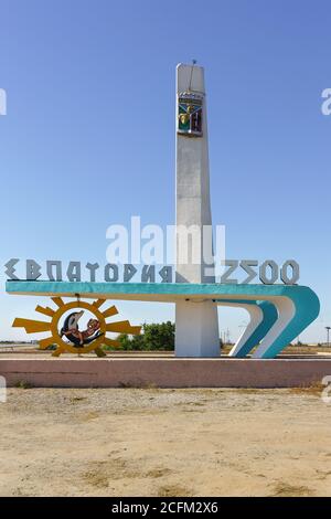 Evpatoria, Crimée, Russie-septembre 9, 2019: Stèle avec le nom sur l'autoroute Simferopol à l'entrée de la ville de la station de l'est Banque D'Images