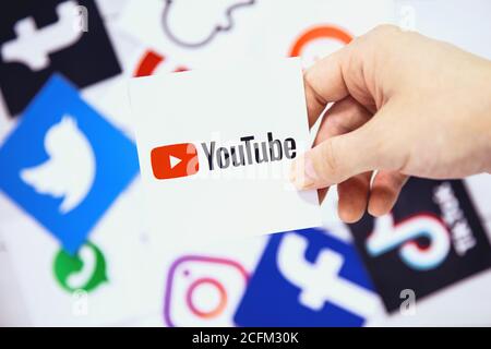 WROCLAW, POLOGNE - 29 août 2020 : la main tient le logo Youtube sur un autre symbole des médias sociaux. YouTube est une plate-forme américaine de partage de vidéos en ligne Banque D'Images