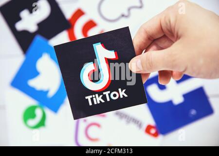 WROCLAW, POLOGNE - 29 août 2020 : la main tient le logo TikTok par-dessus d'autres symboles des médias sociaux. TikTok est un utilisateur chinois de réseaux sociaux de partage de vidéos Banque D'Images
