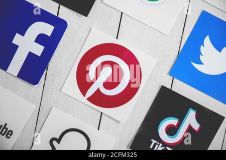 WROCLAW, POLOGNE - 29 août 2020 : symboles des médias sociaux avec logo Pinterest au milieu sur parquet. Pinterest est une image américaine partageant un Banque D'Images