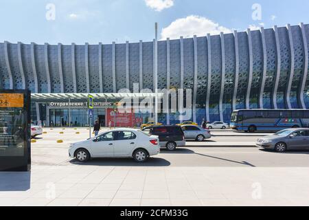 Simferopol, Crimée, Russie-13 septembre 2019 : voitures devant le bâtiment de l'aéroport sous la forme d'une vague bleue. L'inscription sur le bâtiment ' Banque D'Images