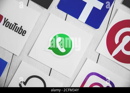 WROCLAW, POLOGNE - 29 août 2020 : symboles des médias sociaux avec logo WhatsApp au milieu sur parquet. WhatsApp, est un freeware américain, cross-p Banque D'Images